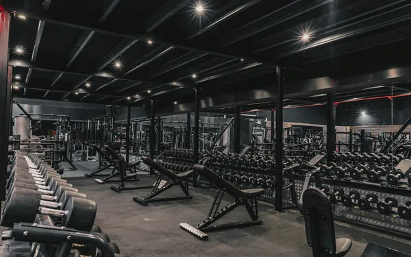 Gimnasio con máquinas y pesas